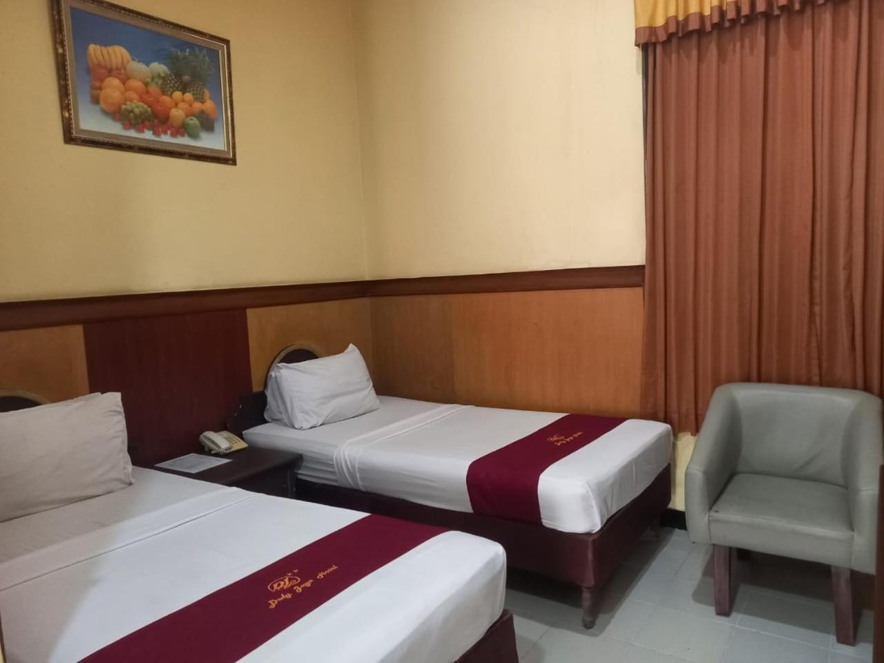 Urbanview Hotel Dedy Jaya Brebes Eksteriør billede